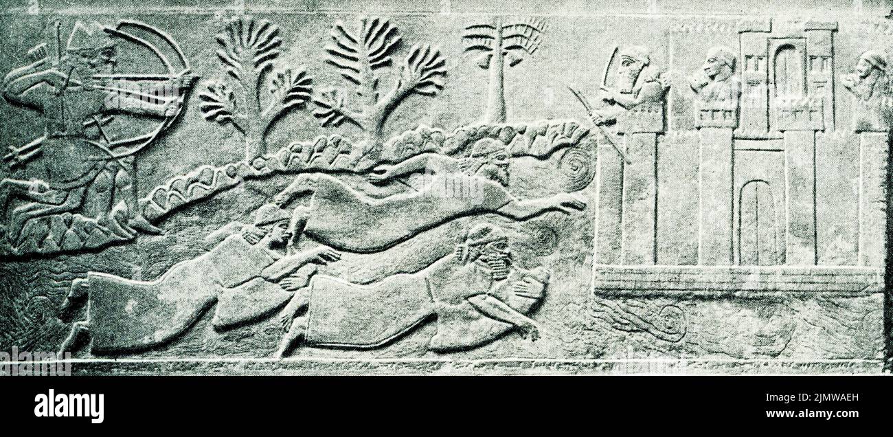 Dieses Bild aus dem Jahr 1910 zeigt Flüchtlinge, die auf aufgeblasenen Schafhäuten entlang eines Flusses schwimmen. Der Zeitraum ist der des alten Assyrien um 800s v. Chr.. Das Relief befindet sich im British Museum in London. Stockfoto