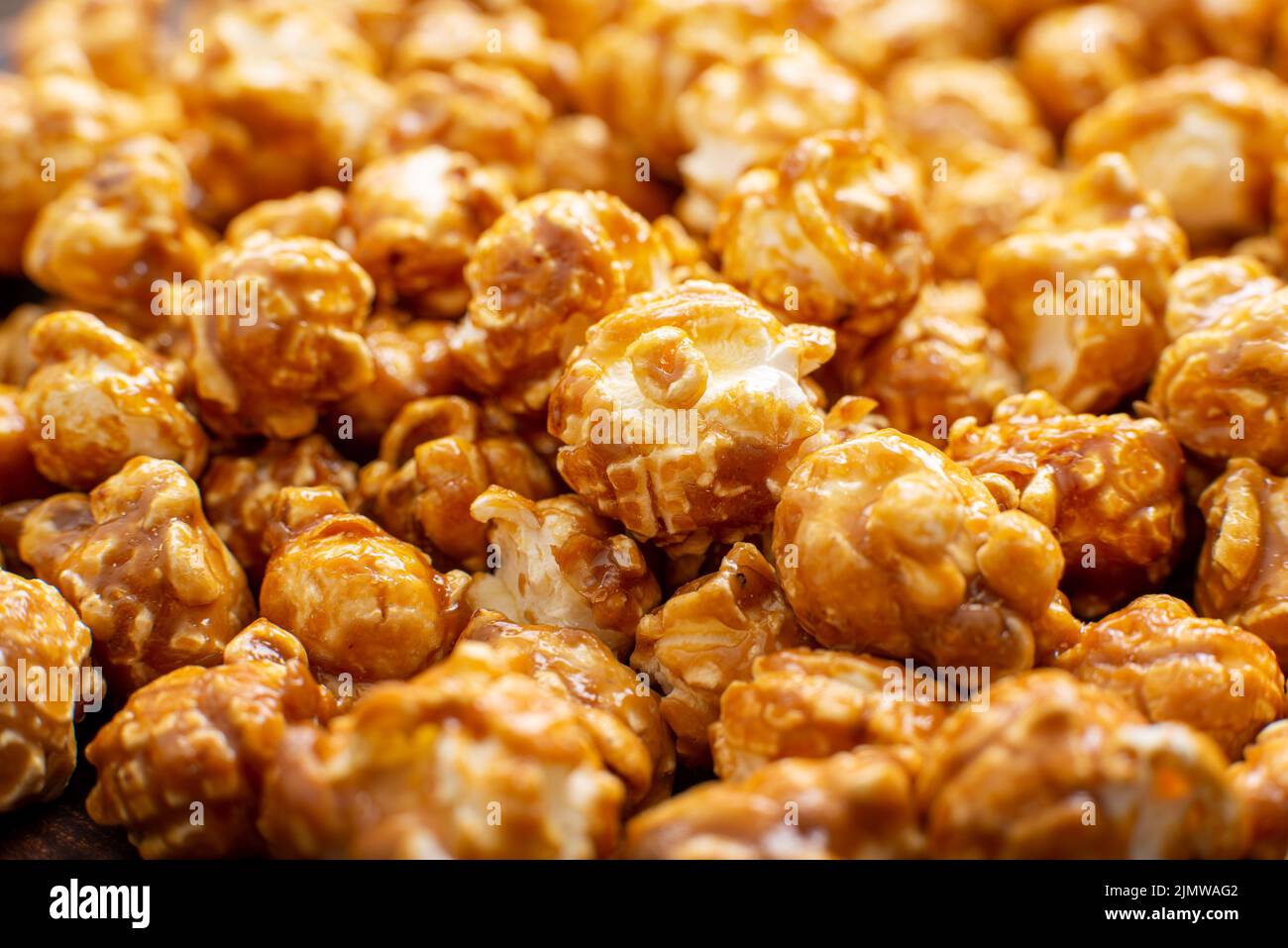 Karamellisierte süße Popcorn Flocken glutenfreie Lebensmittel Hintergrund Stockfoto