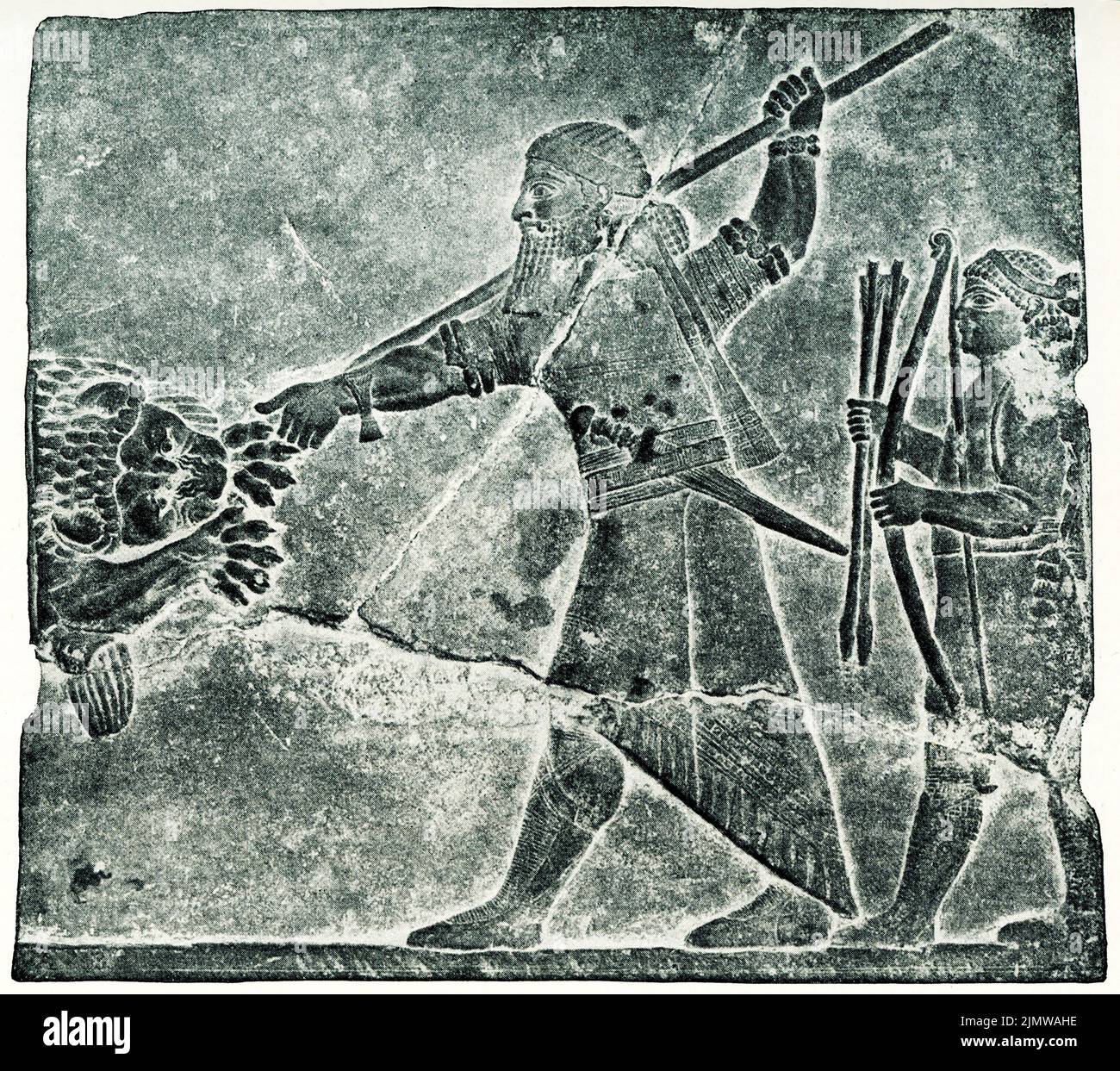 Die 1910 Legende lautet: Assyrischer König, der einen Löwen tötete. Ein Relief im königlichen Museum in Berlin. Stockfoto
