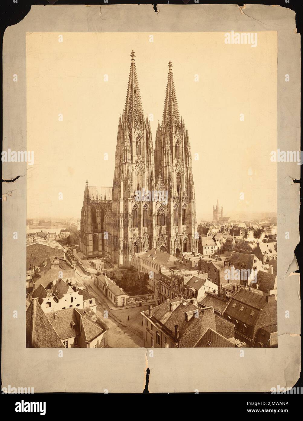 Unbekannter Fotograf, Kölner Dom mit der Dompropstei (1880): Von Nordwesten aus gesehen mit dem alten Dom Propstei. Foto auf Papier, 67,8 x 52,3 cm (einschließlich Scankanten) N.N. : Dom, Köln mit der Dompropstei Stockfoto