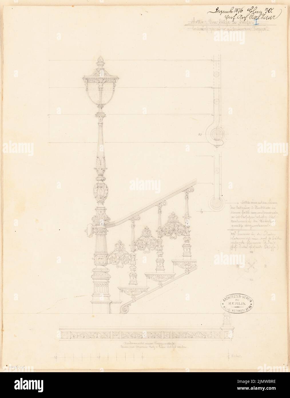 Zaar Carl (1849-1924), gusseiserne Treppe mit Kerzenleuchter. Monatlicher Wettbewerb Dezember 1876 (12,1876): Grundriß, obere Ansicht; Details: Horizontaler Schnitt der Lampe, Vorderansicht einer Ebene; Skalenbalken, erklärender Text. Bleistift auf Karton, 43,1 x 33,6 cm (inklusive Scan-Kanten) Zaar Carl (1849-1924): Gussaserne Treppe mit Kandelaber. Monatskurrenz Dezember 1876 Stockfoto