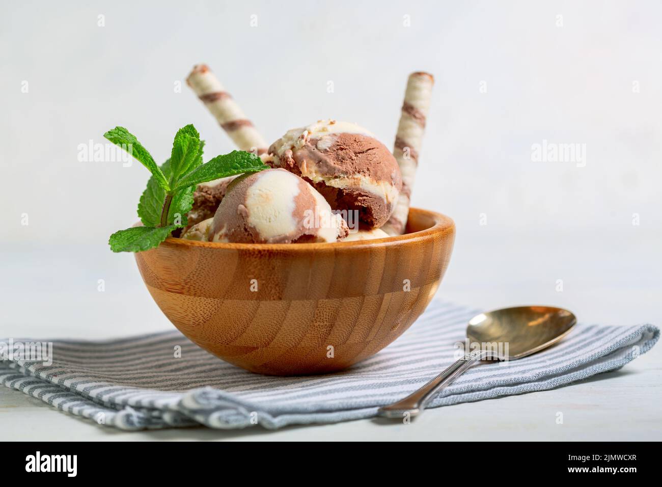 Hausgemachtes Eis aus Vanille und Schokolade. Stockfoto