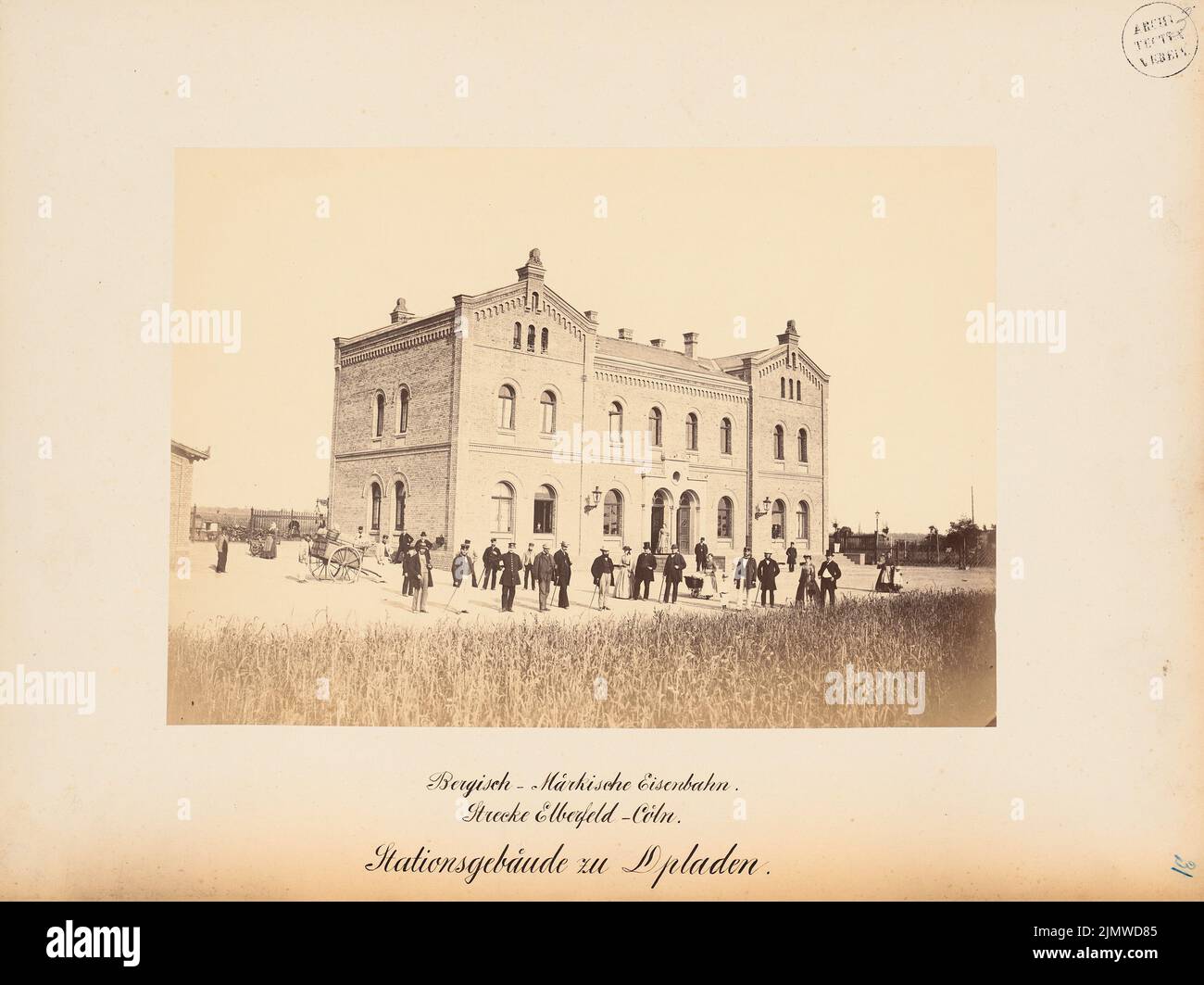 Unbekannter Architekt, Bergisch-Märkische Bahn, Bahnhofsgebäude Opladen (ca. 1867): Blick auf das Bahnhofsgebäude. Foto auf Karton, 39,5 x 52,7 cm (einschließlich Scankanten) N.N. : Bergisch-Märkische Eisenbahn. Stationsgebäude Opladen Stockfoto