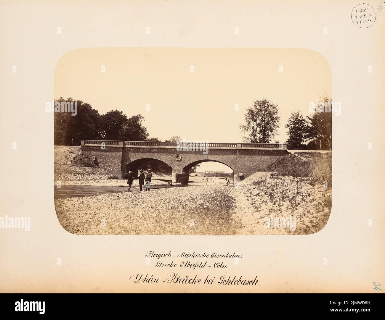 Unbekannter Architekt, Bergisch-Märkische Eisenbahn, Dhünnbrücke bei Schlebusch (ca. 1867): Aussicht. Foto auf Karton, 39,6 x 51,9 cm (einschließlich Scankanten) N.N. : Bergisch-Märkische Eisenbahn. Dhünnbrücke, Schlebusch Stockfoto