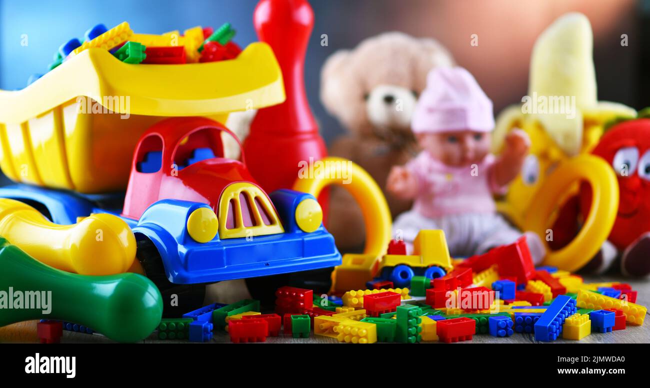Bunte Plastik- und Plüschtiere in einem Kinderzimmer. Stockfoto
