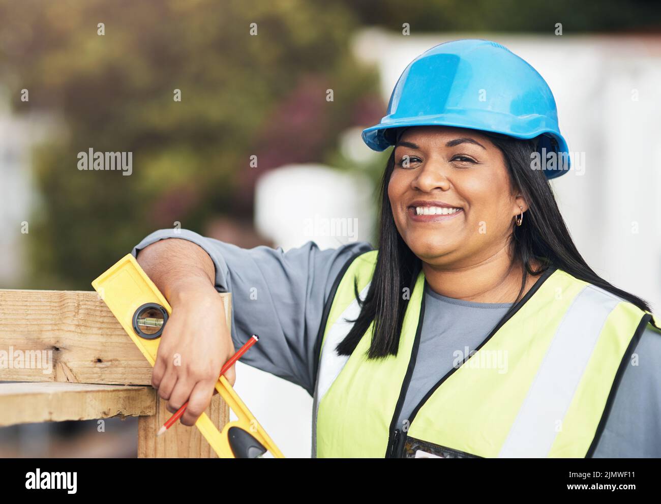Ich bin hier fast fertig. Beschnittenes Porträt einer attraktiven jungen Bauarbeiterin, die auf der Baustelle arbeitet. Stockfoto