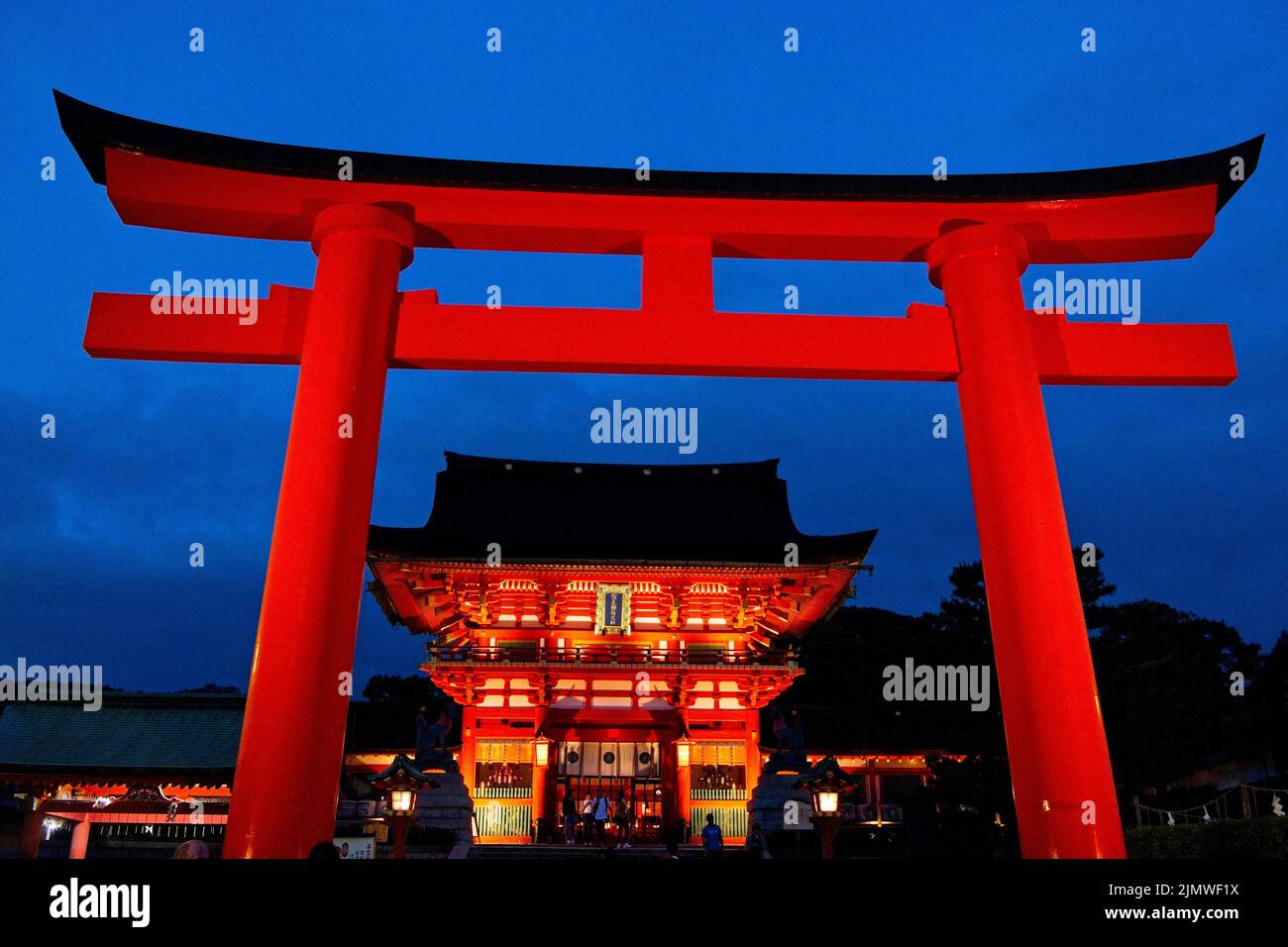 Der Fushimi Inari-Schrein wird hier durch sein Tor gesehen. Stockfoto