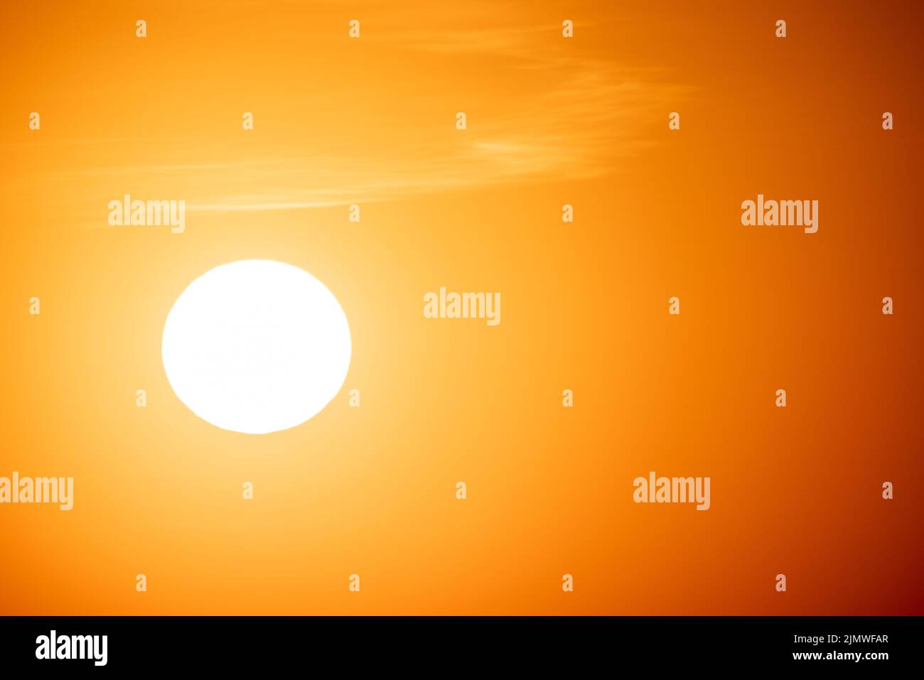 Herrliche Panorama szenische des starken Sonnenaufgangs mit silbernen Futter und Wolke auf dem orangen Himmel Stockfoto