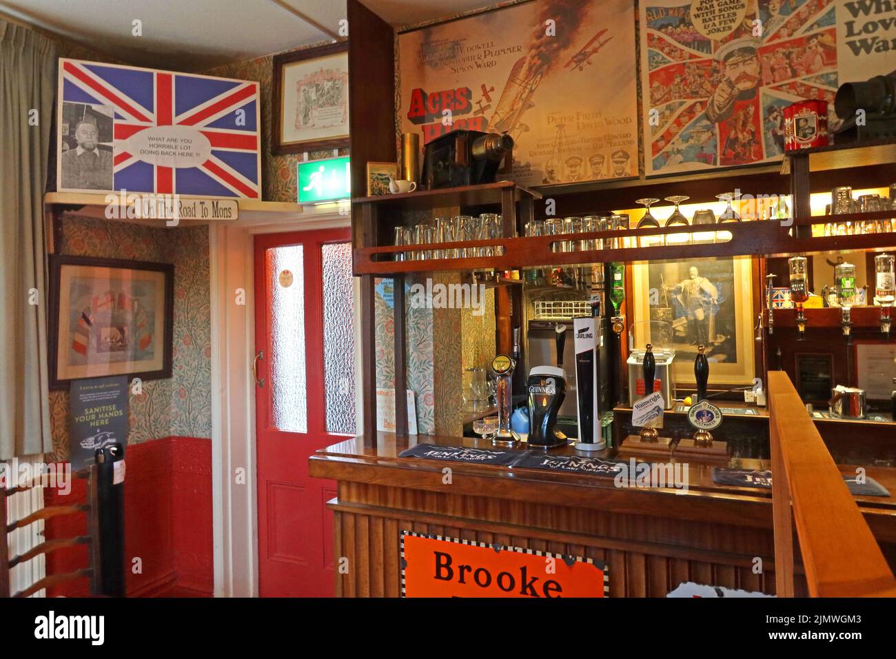 Innenseite des Albion Real Ale Pub, Park Street, Chester, Cheshire, England, Großbritannien, CH1 1RQ - Aces High, was für schöne Kriegsposter Stockfoto