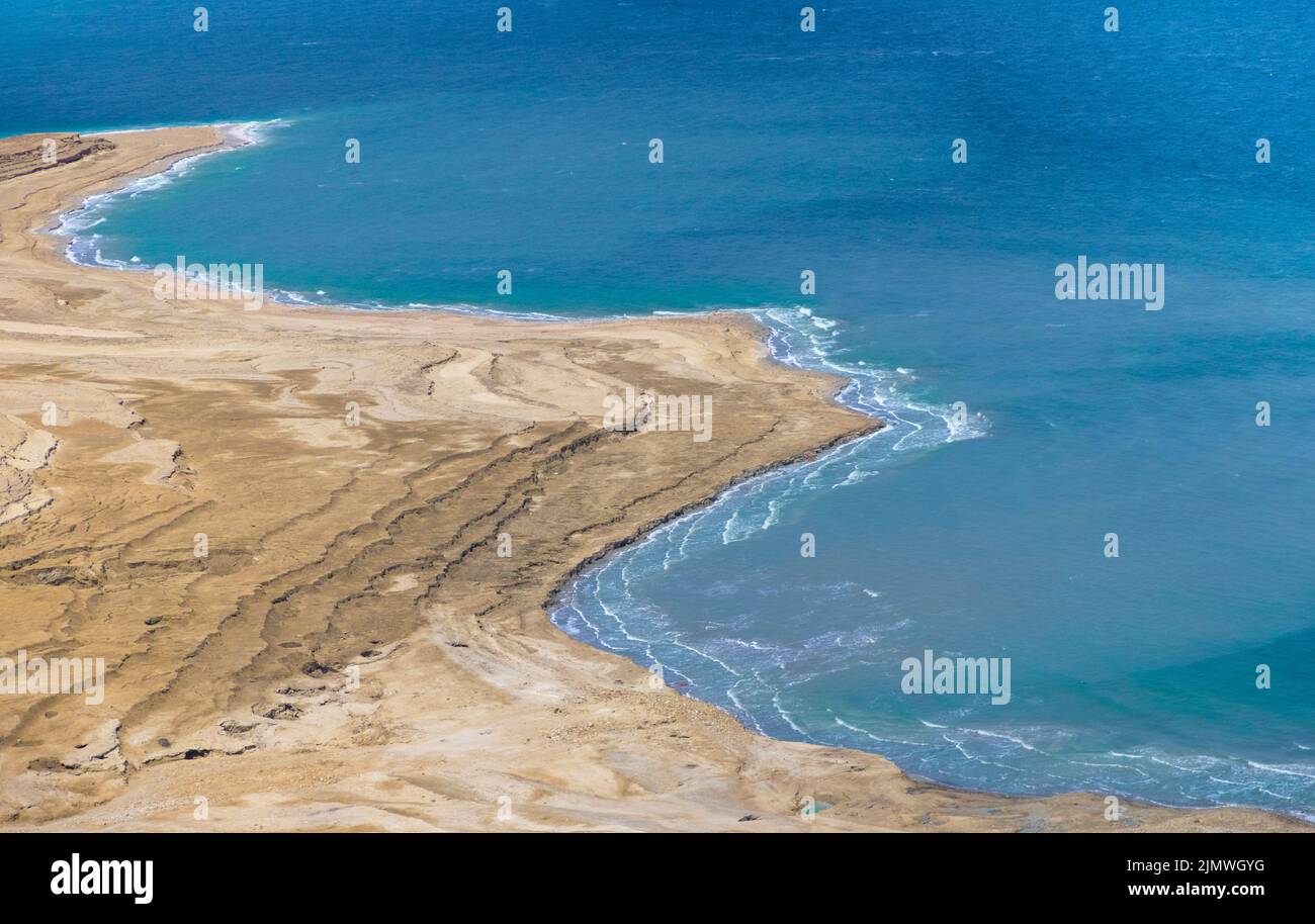 Israel Blick auf die Küste des Toten Meeres in der Nähe der Masada Festung und des Mosada Nationalparks in der Wüste Judaas. Stockfoto