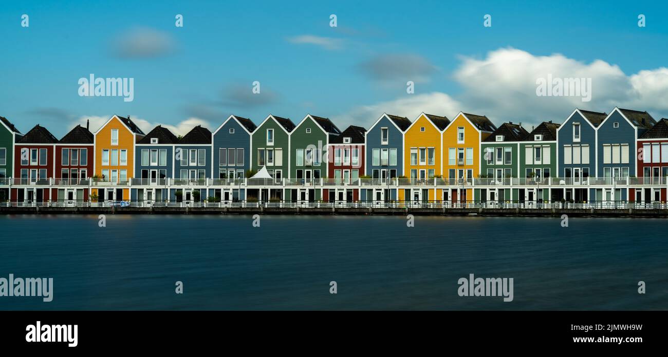 Panoramablick auf die bunten Regenbogenhäuser und den See in Houten Stockfoto