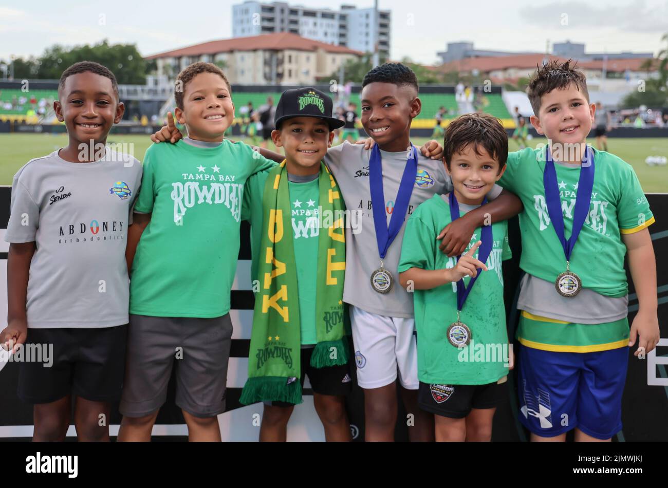 St. Petersburg, FL: Die Champions der Cinco Summer Soccer League kommen, um die Rowdies während eines USL-Fußballspiels gegen Detroit City am Samstag, Augus, spielen zu sehen Stockfoto