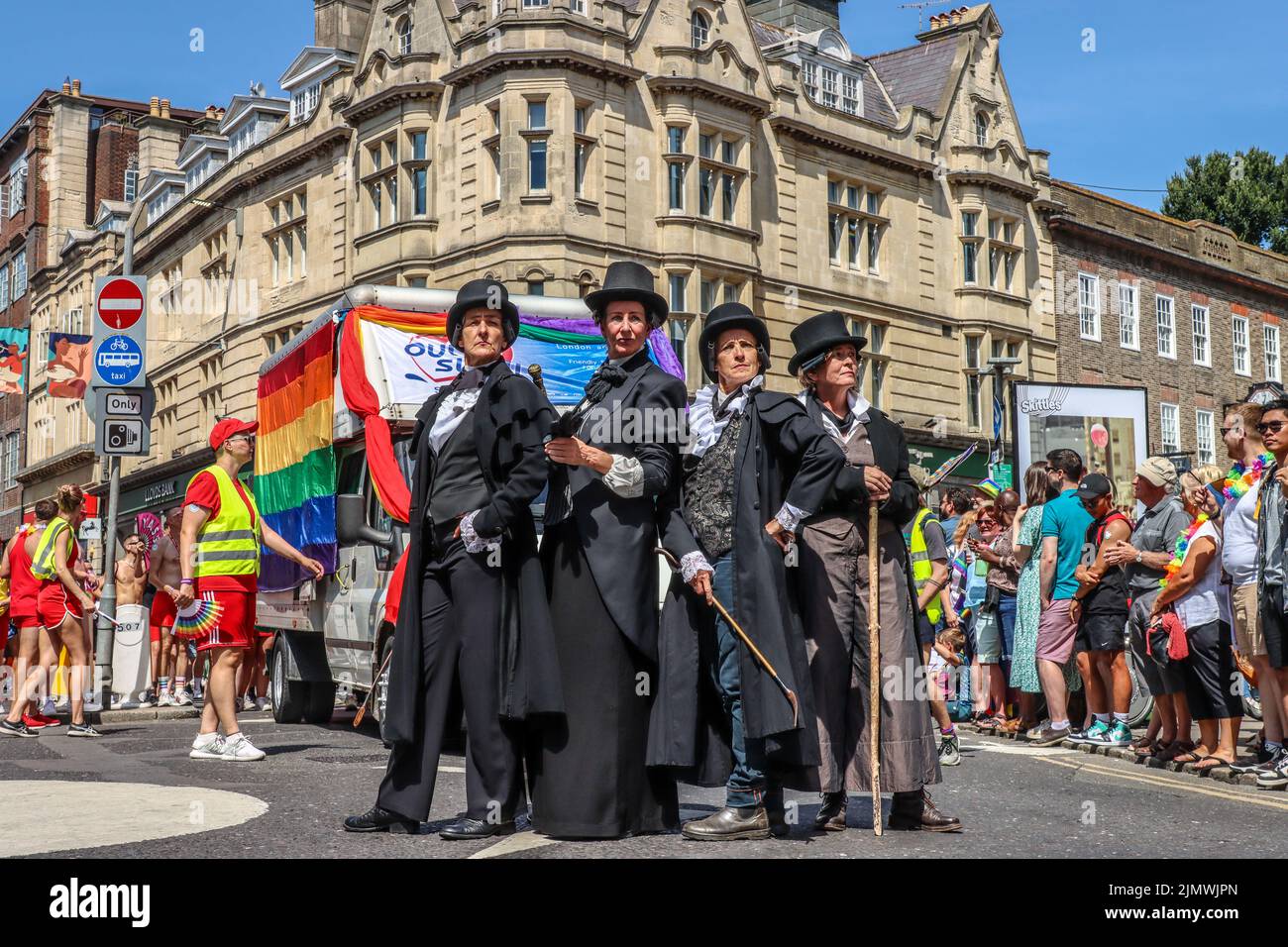 Tausende von Menschen kamen heute an die Stadtstraßen von Brighton, um an der jährlichen Pride-Parade teilzunehmen, die ihren verspäteten 30.. Geburtstag feiert. Statement von Pride Brighton nach 2 Jahren, in denen wir Pride in unserer Stadt nicht feiern konnten, freuen wir uns, das Thema der (verspäteten) 30.-jährigen Brighton & Hove Pride LGBTQ+ Community Parade 2022 am Samstag, dem 6.. August, bekannt zu geben: ‘Love, Protest & Unity’. Unser Thema wurde nach positivem Feedback von Community-Gruppen erstellt und soll unsere fortgesetzten Kampagnenziele unterstützen. Stockfoto