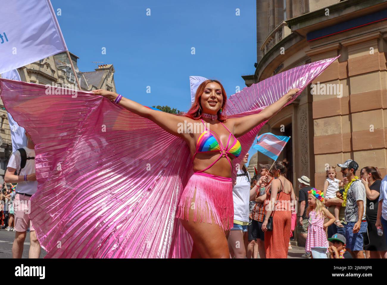 Tausende von Menschen kamen heute an die Stadtstraßen von Brighton, um an der jährlichen Pride-Parade teilzunehmen, die ihren verspäteten 30.. Geburtstag feiert. Statement von Pride Brighton nach 2 Jahren, in denen wir Pride in unserer Stadt nicht feiern konnten, freuen wir uns, das Thema der (verspäteten) 30.-jährigen Brighton & Hove Pride LGBTQ+ Community Parade 2022 am Samstag, dem 6.. August, bekannt zu geben: ‘Love, Protest & Unity’. Unser Thema wurde nach positivem Feedback von Community-Gruppen erstellt und soll unsere fortgesetzten Kampagnenziele unterstützen. Stockfoto