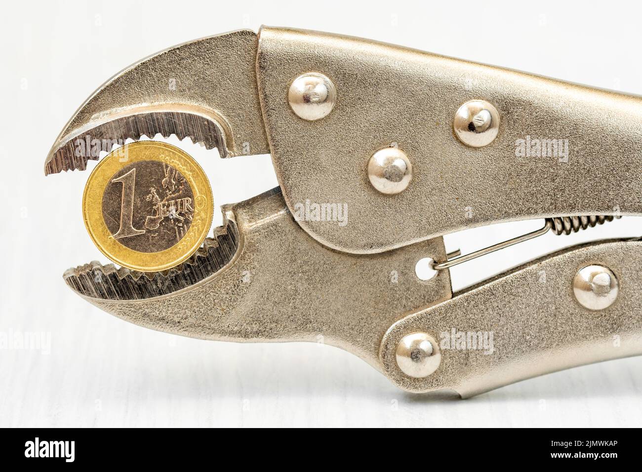 Eine Euro-Münze in einem verstellbaren Schraubenschlüssel gequetscht Stockfoto