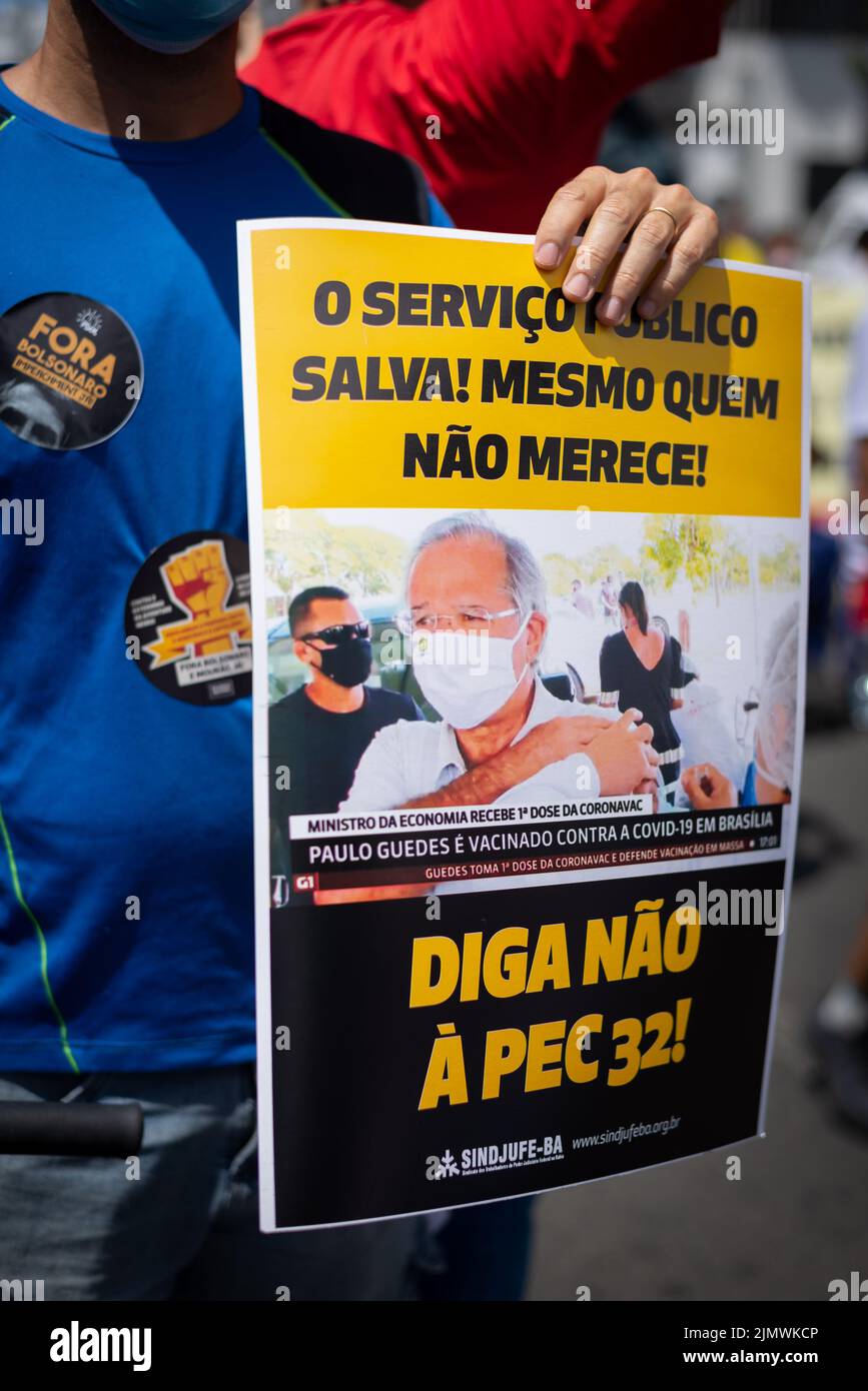 Der Protestierende trägt ein Plakat während einer Demonstration gegen Präsident Jair Bolsonaro in der Stadt Salvador Stockfoto