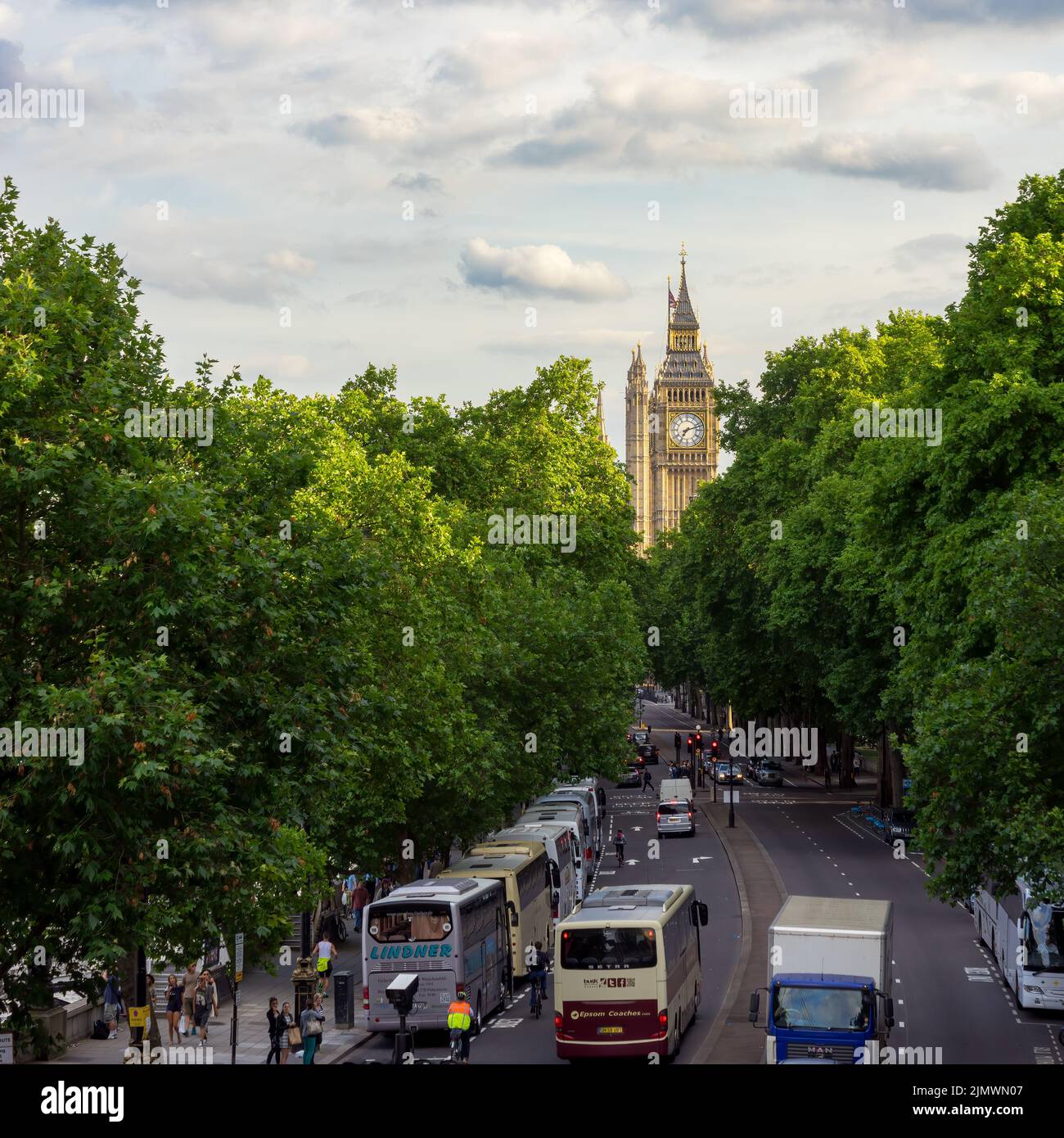 Blick entlang der Böschung in Richtung Big Ben und den Houses of Parliament Stockfoto