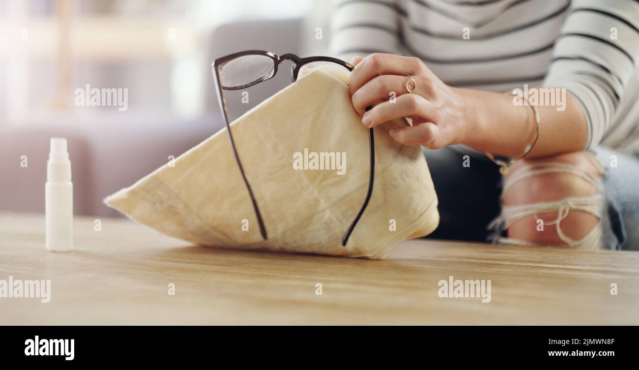 Erfahren Sie, wie Sie Ihre Brille reinigen, ohne sie zu beschädigen. Stockfoto