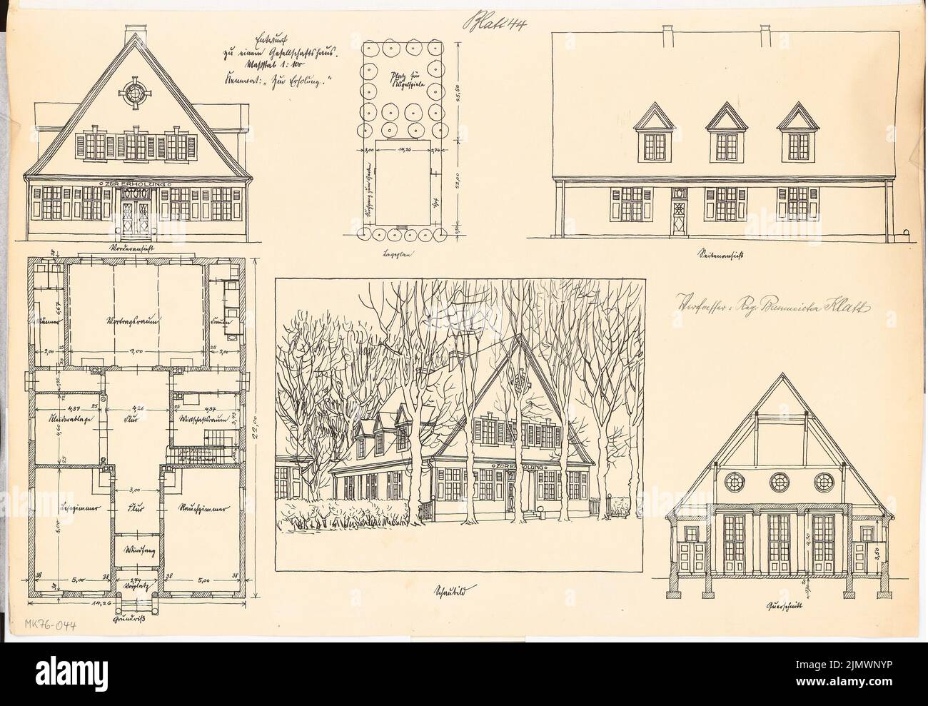 Klatt Ewald (geb. 1877), Sozialzentrum einer kriegsunwirksamen Kolonie. Monatlicher Wettbewerb Januar 1917 (01,1917): Lageplan; Grundriss EG, Straßenansicht, Seitenansicht, Querschnitt 1: 100; Perspektivansicht. Tinte auf Karton, 41,4 x 59,8 cm (inklusive Scankanten) Klatt Ewald (geb. 1877): Gesellschaftshaus einer Kriegsinvalidenkolonie. Monatskurrenz Januar 1917 Stockfoto