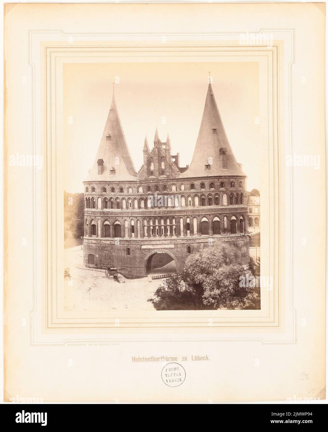 Nöhring Johannes (1834-1913), Fotografien mittelalterlicher Monumente aus Deutschland (ohne Datum): Ansicht. Foto auf Karton, 55,2 x 44,8 cm (einschließlich Scankanten) N.N. : Holstentor, Lübeck Stockfoto