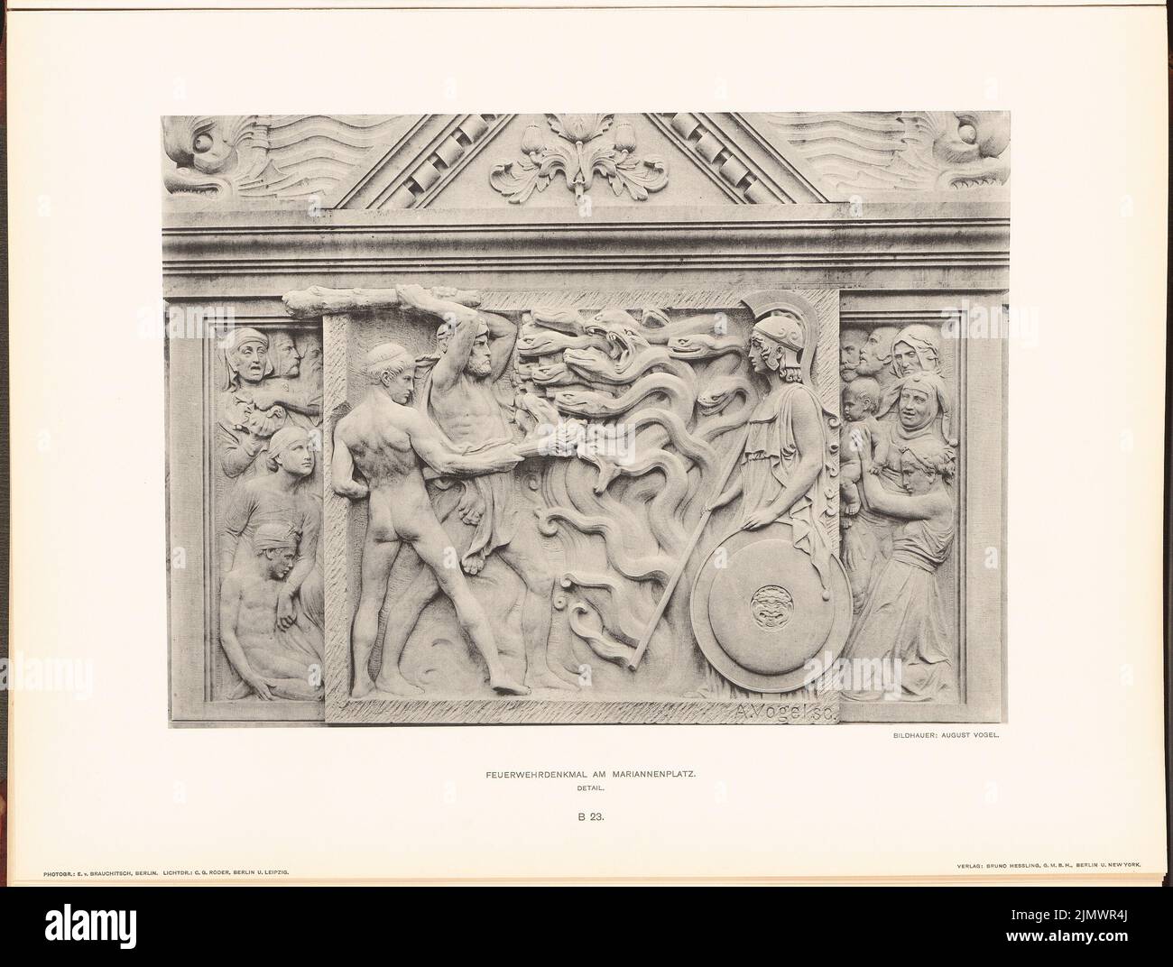 Hoffmann Ludwig (1852-1932), (noch nicht aufgenommen) (1904): Noch nicht aufgenommen (L.H., Neubauten der Stadt Berlin, Vol. III). Druck auf Papier, 38,9 x 51,4 cm (inklusive Scankanten) Hoffmann Ludwig (1852-1932): Feuerwehrdenkmal auf dem Mariannenplatz, Berlin. (Aus: Neubauten der Stadt Berlin, Bd. III, 1904) Stockfoto
