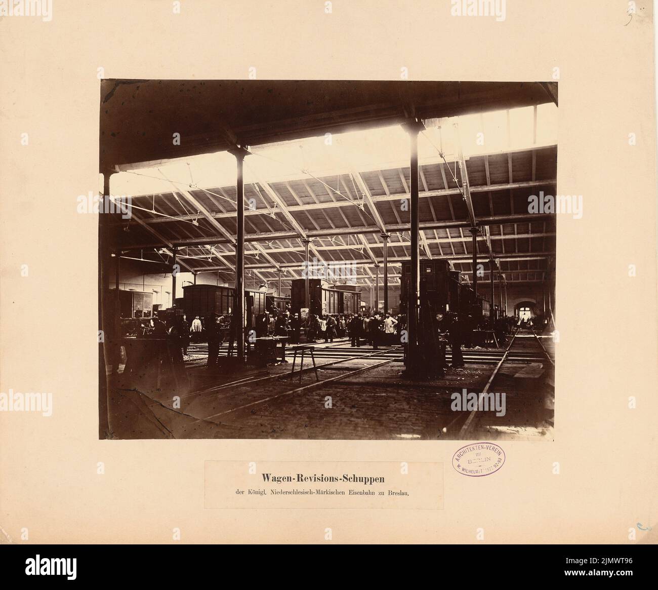 Unbekannter Architekt, Niederschlesische-Märkische Bahn, Bahnhof in Breslau (ca. 1870): Innenansicht. Foto auf Karton, 39,1 x 47,3 cm (einschließlich Scankanten) N.N. : Niederschlesisch-Märkische Eisenbahn, Bahnhof, Breslau Stockfoto