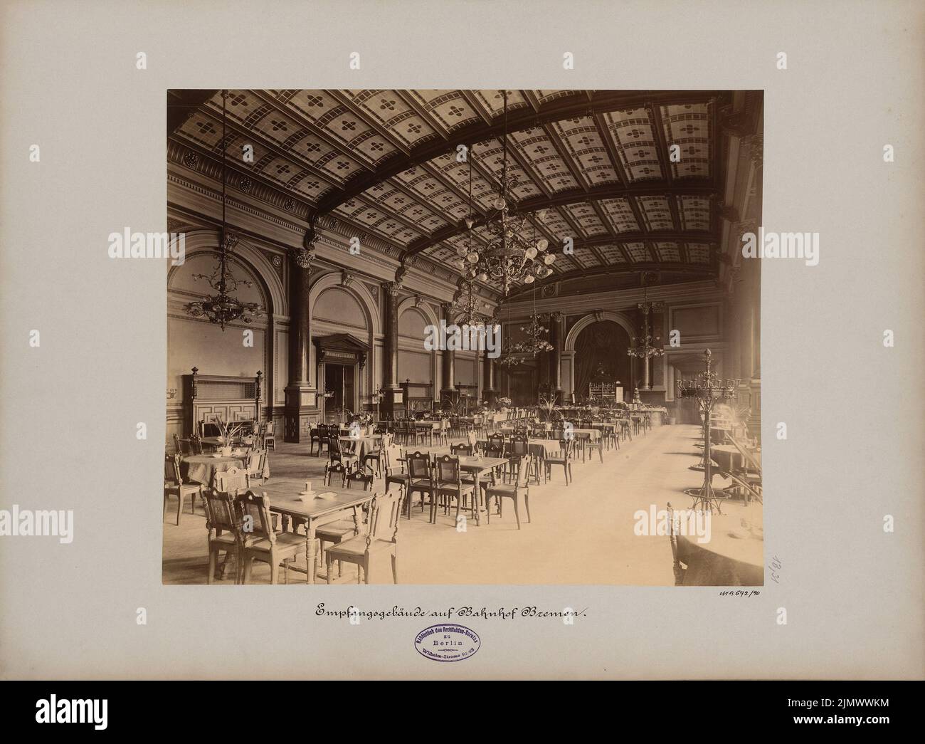 Unbekannter Architekt, Bahnhof in Bremen (ohne Datum): Innenansicht. Foto auf Karton, 42,8 x 58,3 cm (einschließlich Scankanten) Stier d. Ä. Hubert (1838-1907): Hauptbahnhof, Bremen Stockfoto
