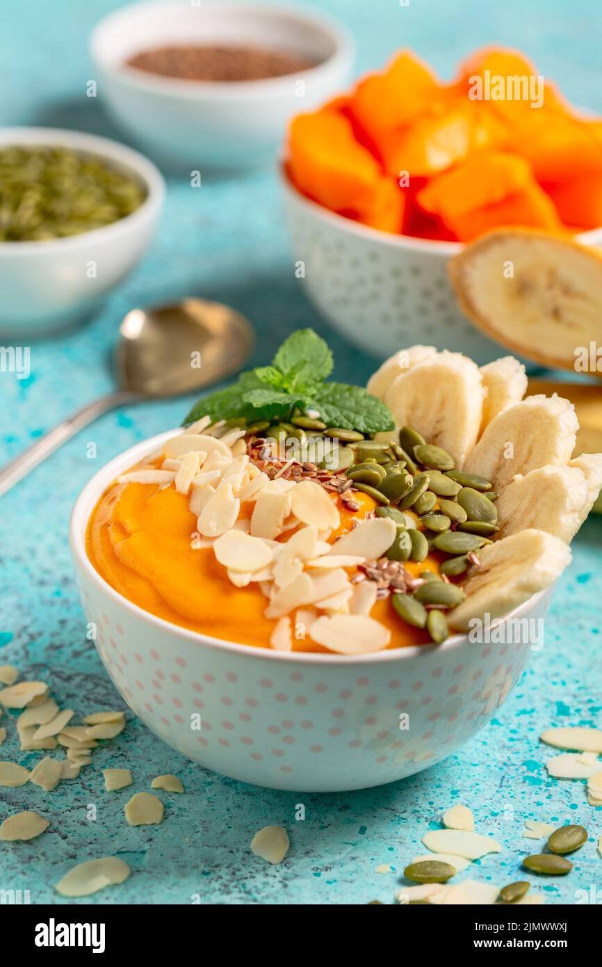 Kürbis-Banane-Smoothie zum Frühstück. Stockfoto