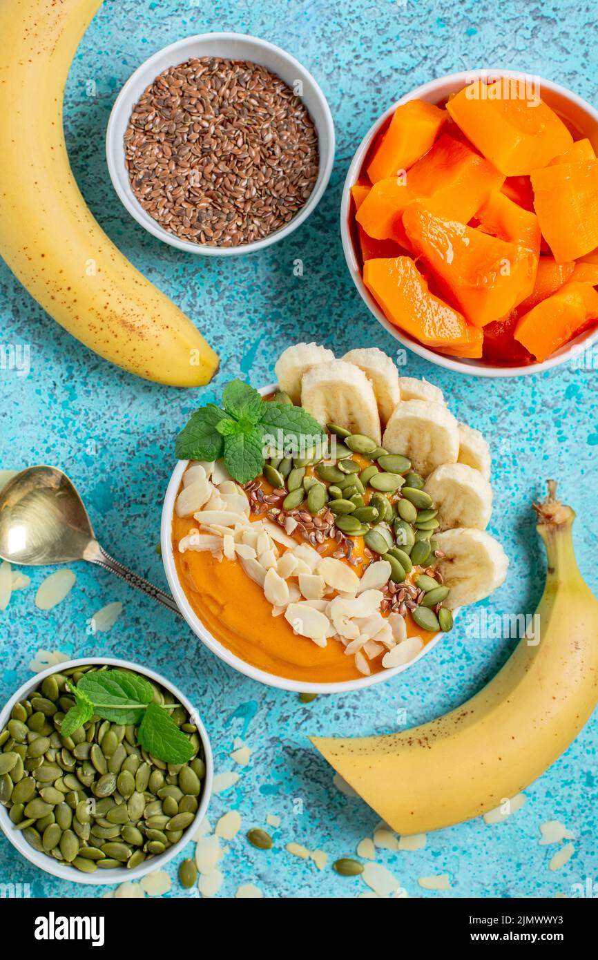 Gesunder Kürbis-Banane-Smoothie in einer Schüssel. Stockfoto