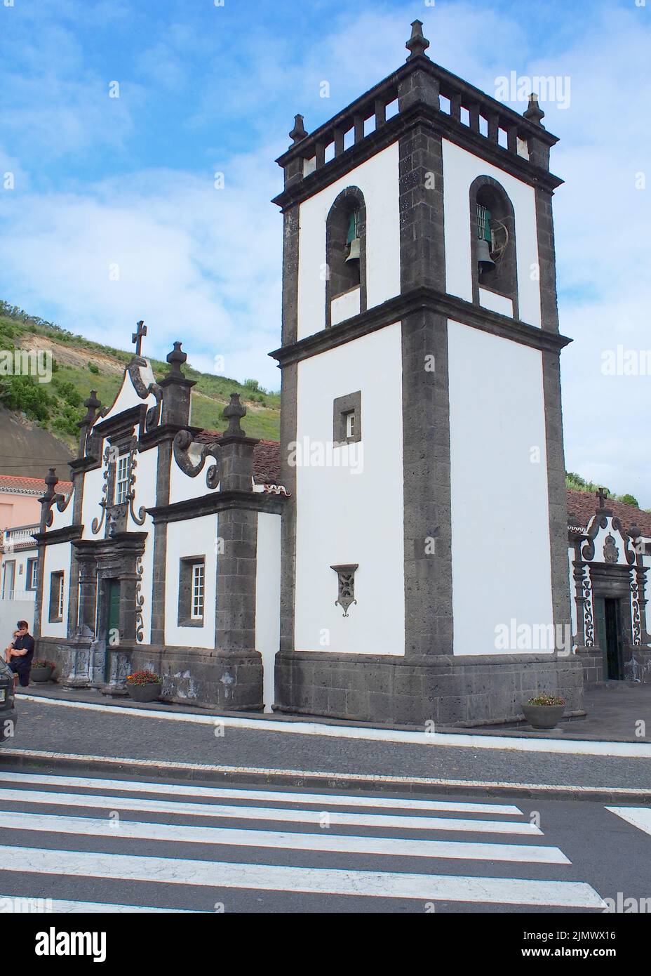 Pfarrkirche der Muttergottes vom Rosenkranz aus dem 16.. Jahrhundert, gelegen im Küstenabschnitt der Stadt, Povoacao, Sao Miguel, Azoren, Portugal Stockfoto