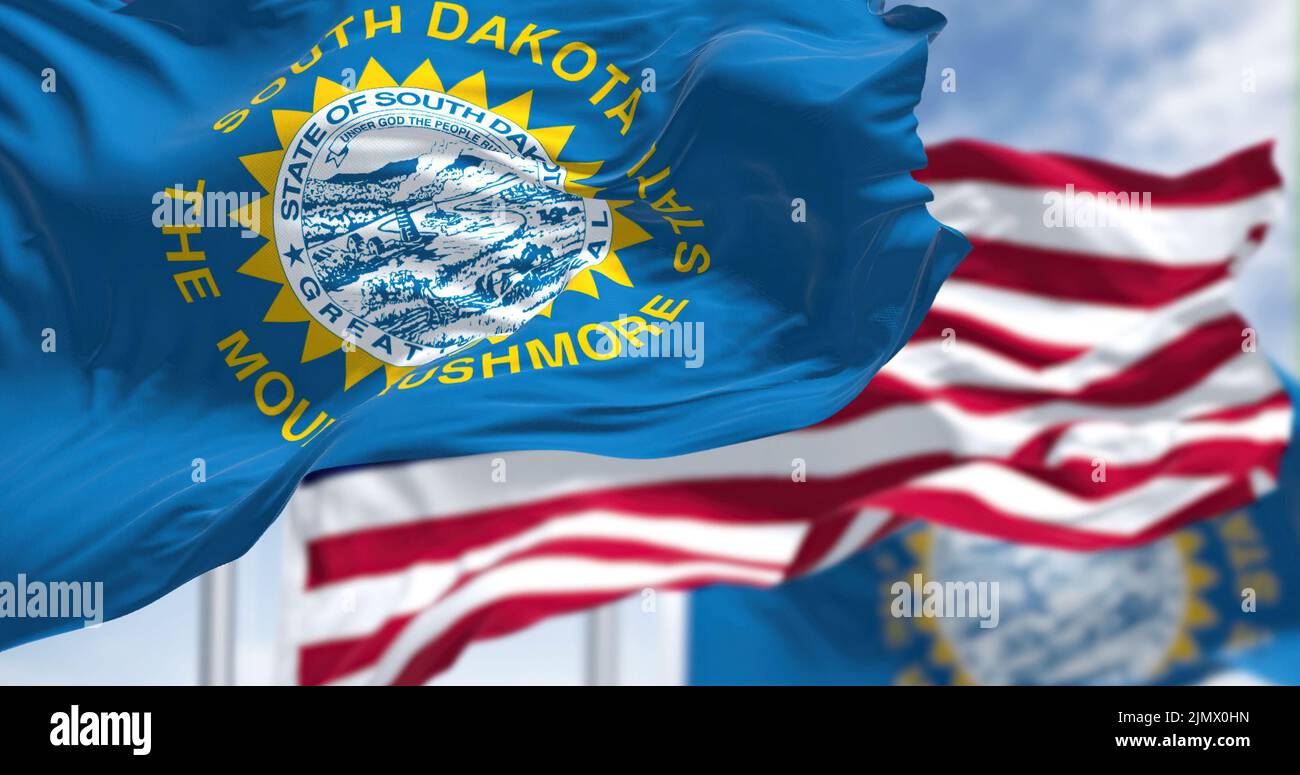 Die Staatsflagge von South Dakota winkt zusammen mit der Nationalflagge der Vereinigten Staaten von Amerika Stockfoto