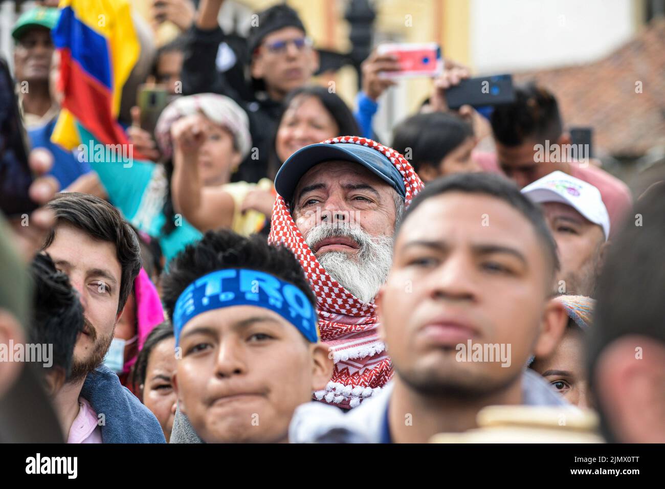 Bogota, Kolumbien. 07. August 2022. Ein Mann reagiert beim Hören der nationalen Hymne Kolumbiens Tausende von Menschen haben sich auf der Plaza Bolivar in Bogota, Kolumbien, versammelt. Sie taten es, um den Präsidentschaftswechsel 60. in der Geschichte des lateinamerikanischen Landes miterleben zu können. Gustavo Petro Urrego wird der erste linke Präsident in der Geschichte Kolumbiens. Die Kolumbianer haben diesen politischen Akt zu einem großen Fest der Hoffnung für das Land gemacht. (Foto von Israel Fuguemann/SOPA Images/Sipa USA) Quelle: SIPA USA/Alamy Live News Stockfoto