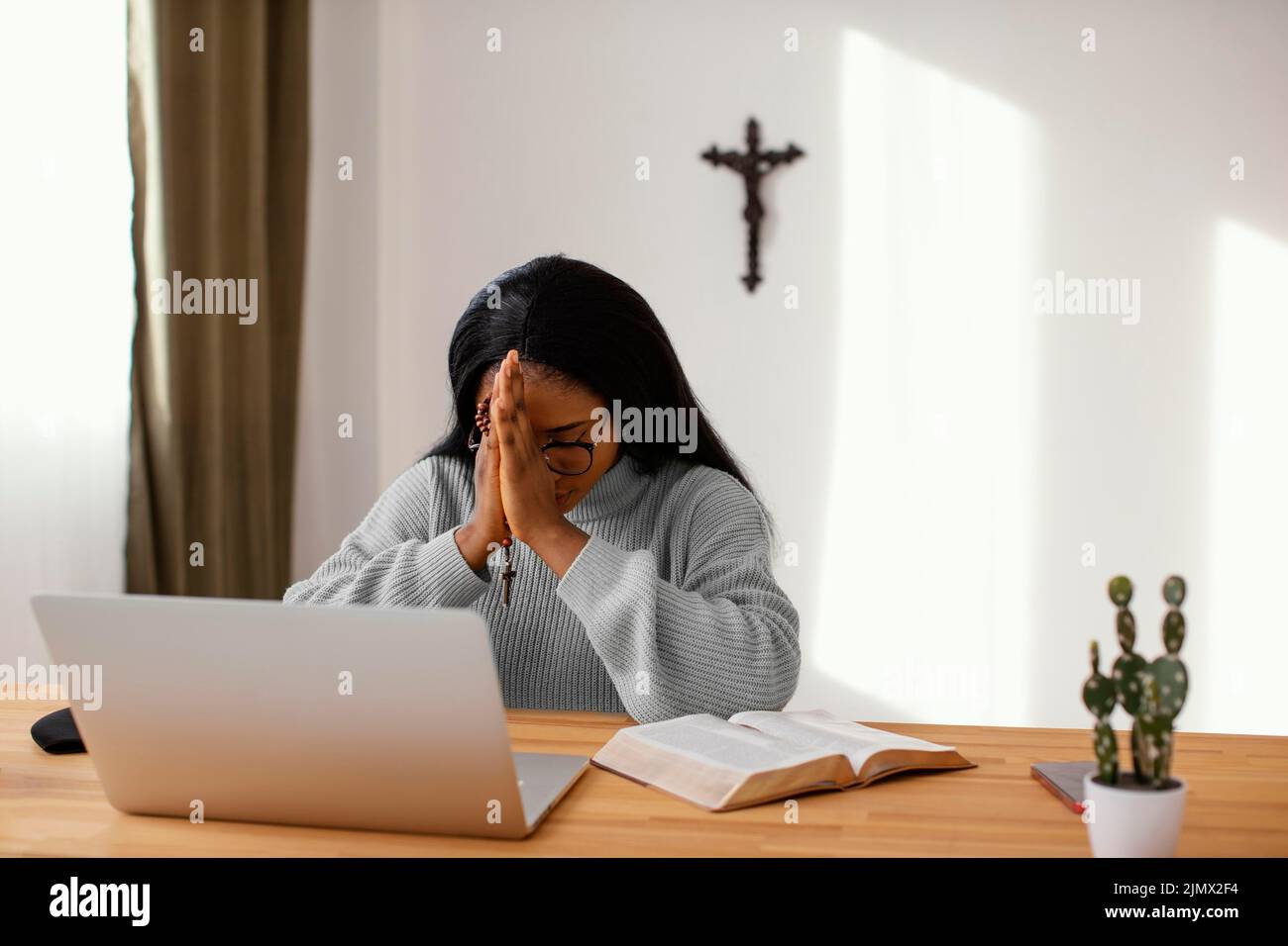 Junge Frau, die spirituelles Zuhause ist Stockfoto