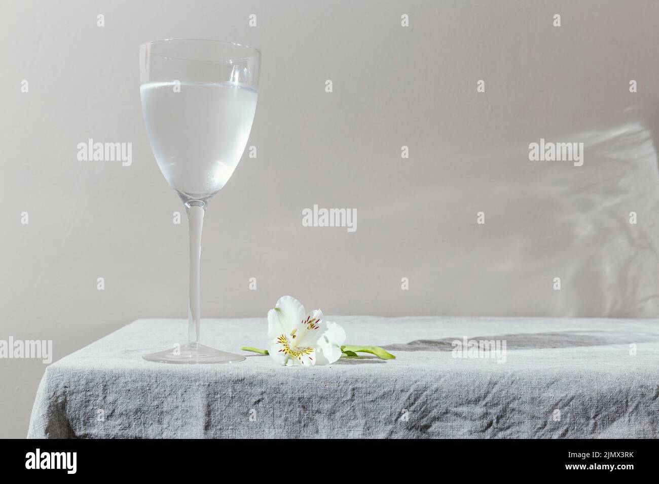 Glas Wasser Blumen Tisch Stockfoto