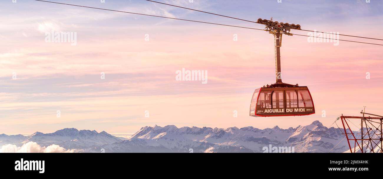 Sonnenuntergangs-Alpen, Seilbahn, Schneemügergipfel Banner Stockfoto