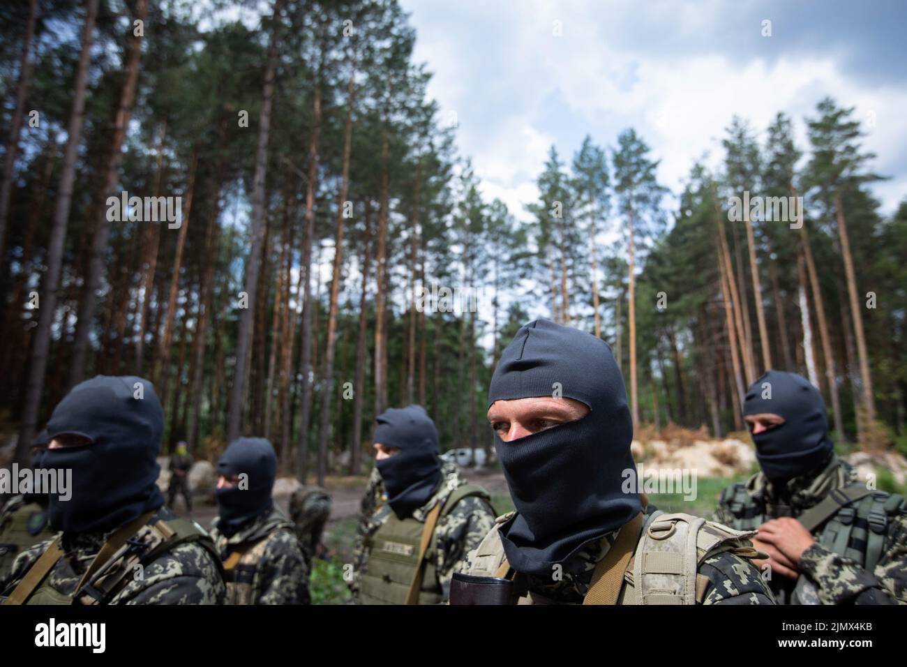 Bucha, Ukraine. 17.. Juni 2022. Mitglieder der Gebietsverteidigungskräfte von Bucha stehen während des Kampftrainings im Wald von Bucha in der Schlange. Ausbildung der territorialen Verteidigungseinheit der Stadt Bucha. Russische Truppen sind am 24. Februar 2022 auf ukrainischem Gebiet eingedrungen und haben einen Konflikt ausgelöst, der Zerstörung und humanitäre Krise provoziert hat. (Bild: © Oleksii Chumachenko/SOPA Images via ZUMA Press Wire) Stockfoto