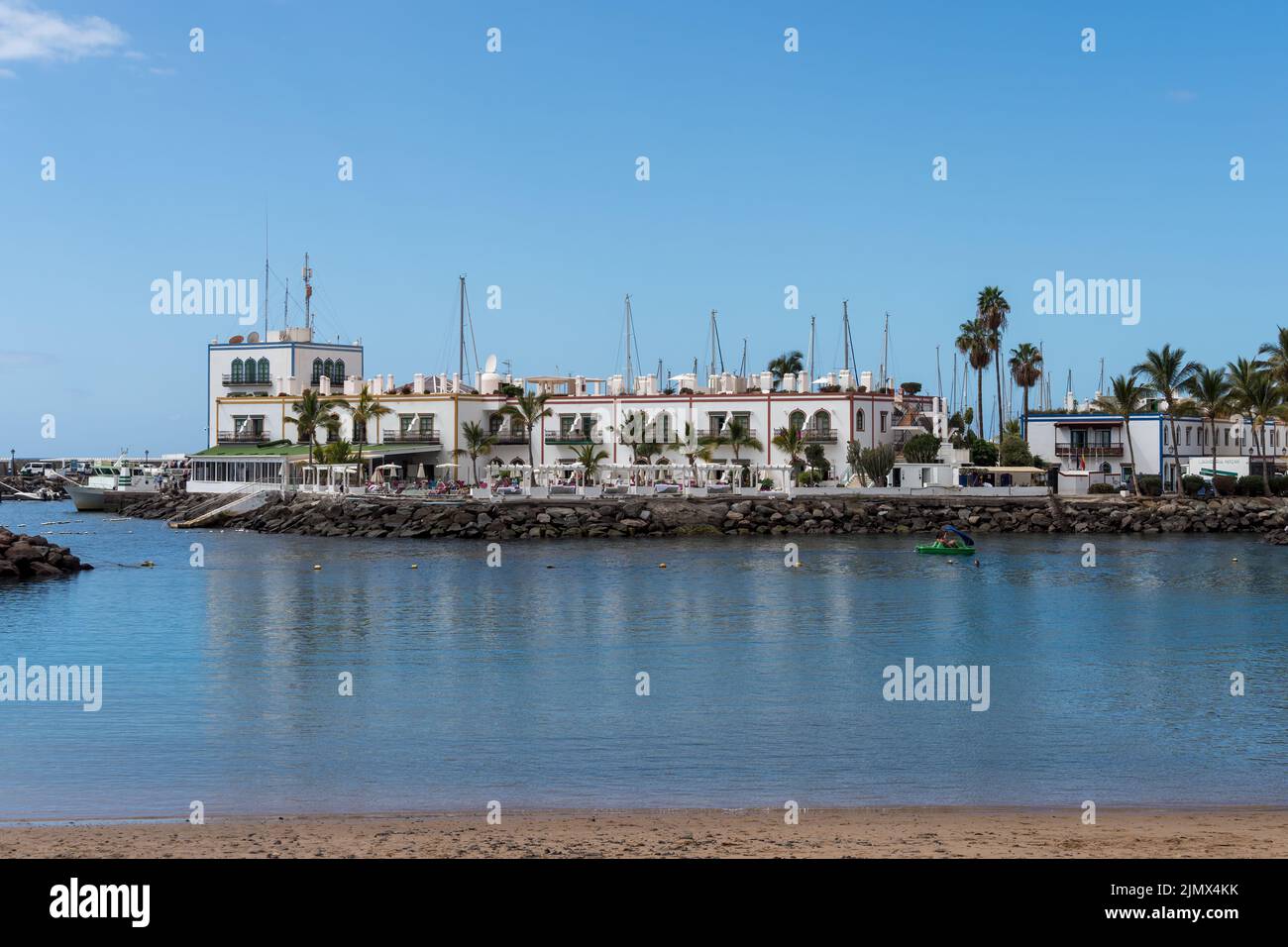 PUERTO DE MOGAN, GRAN CANARIA, KANARISCHE INSELN - MÄRZ 7 : Blick auf die Hafenausfahrt in Puerto de Mogan Gran Canaria am 7. März 2022. Stockfoto