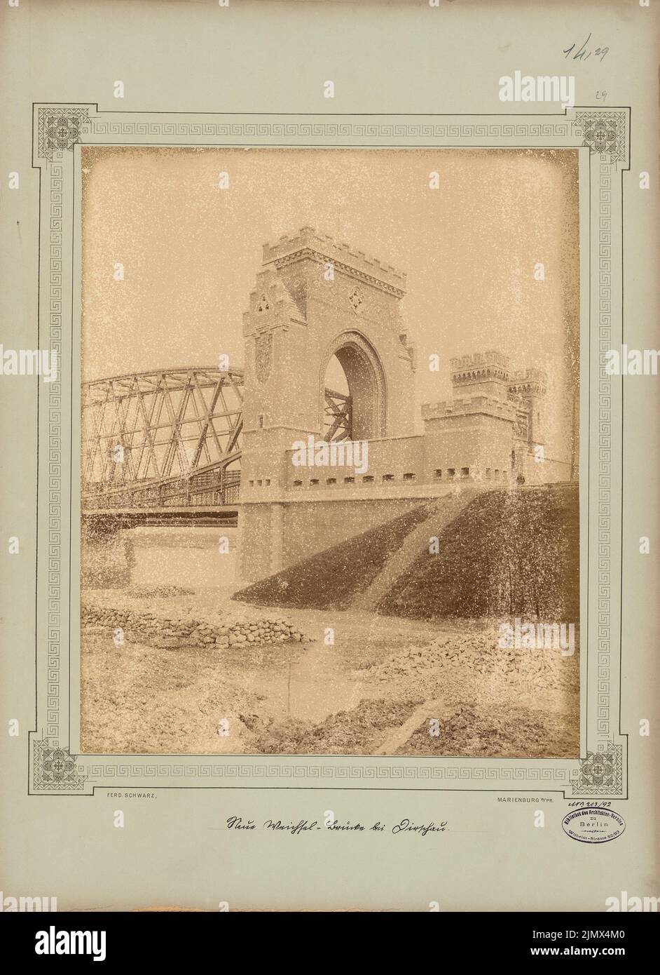 Unbekannter Architekt, Weichselbrücke bei Dirschau (ohne dat.): Ansicht. Foto auf Karton, 58,3 x 42,3 cm (inklusive Scan-Kanten) Jacobsthal Johann Eduard (1839-1902): Neue Weichselbrücke, Dirschau Stockfoto