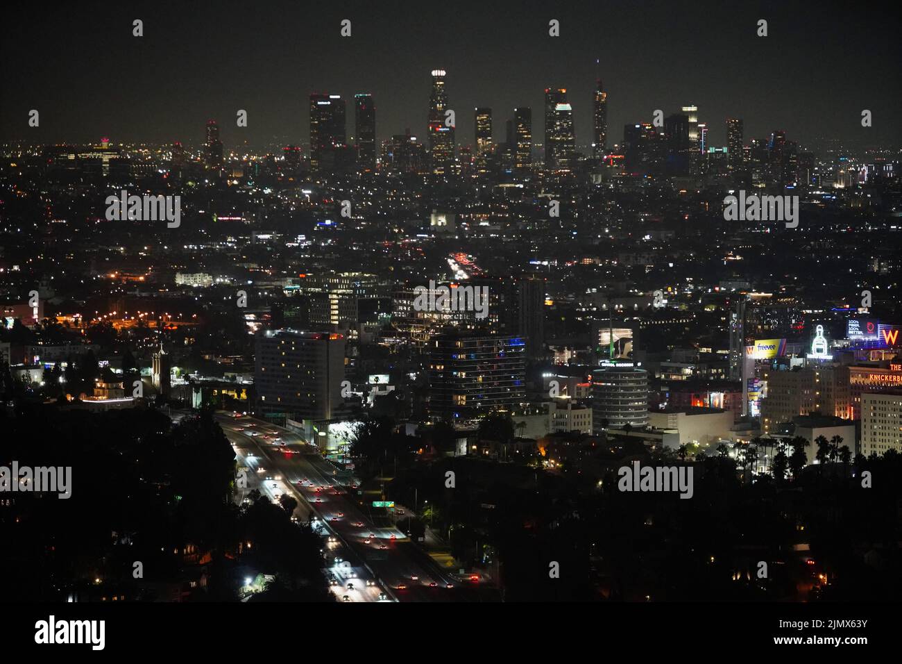 Los Angeles, Kalifornien, USA. 4. August 2022. Die Skyline bei Nacht in
