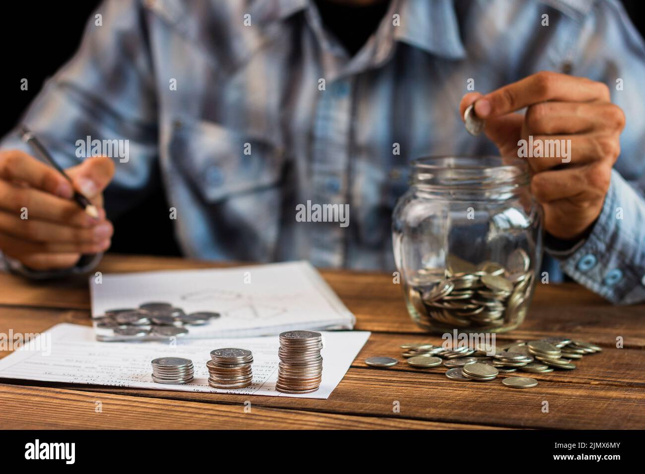 Vorderansicht Mann zählt sparen Stockfoto