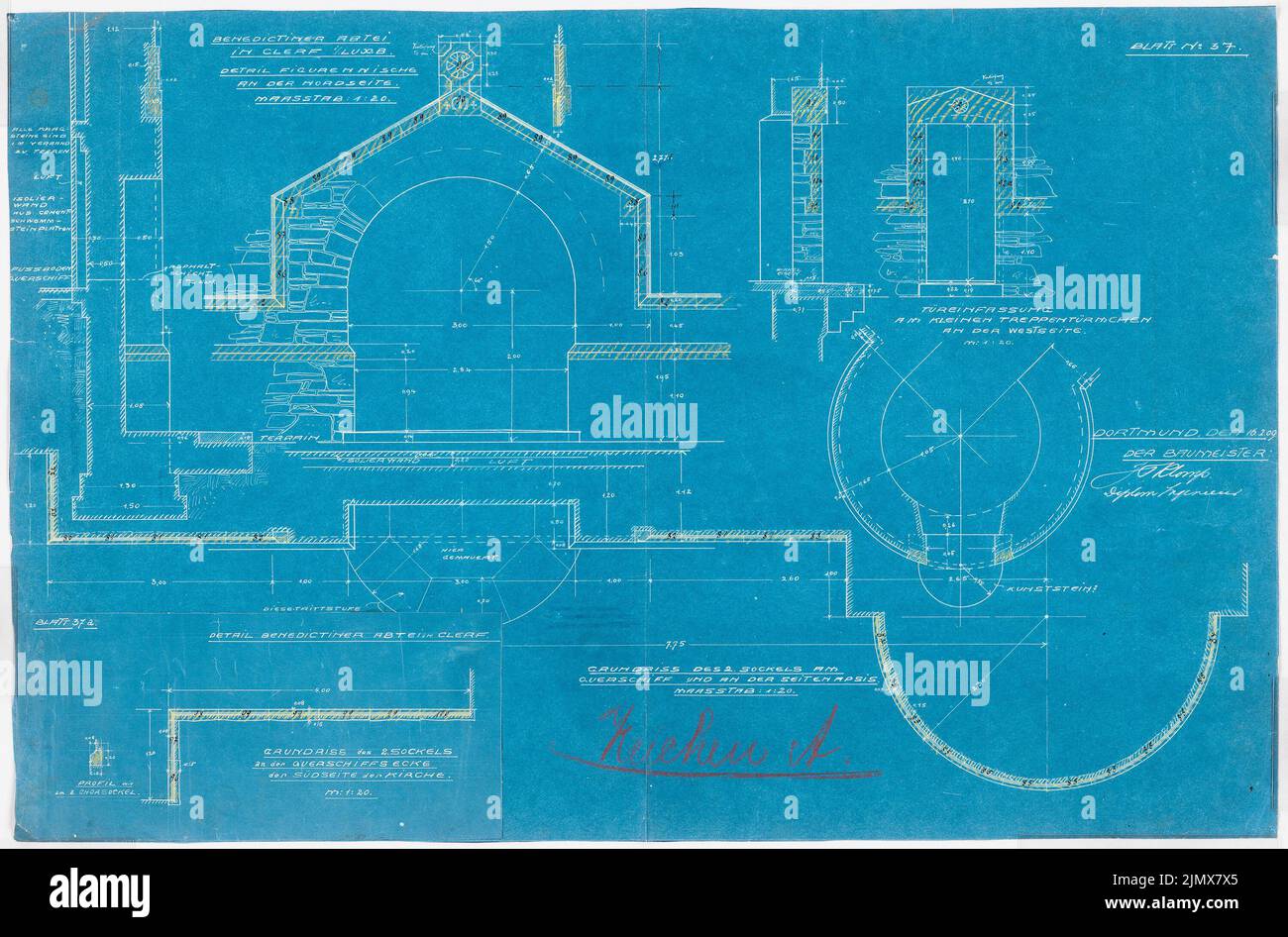 Klomp Johannes Franziskus (1865-1946), Abtei Benedectier St. Mauritius, Clerf (Clervaux), Luxemburg (16.02.1909): Details der Türnische auf der Nordseite, der Türrand des kleinen Treppenhauses auf der Westseite und Grundriß des 2.-er Sockels auf dem Querschiff U Ink, Buntstift über Blaupause auf Papier, 55,6 x 84,4 cm (inklusive Scankanten) Klomp Johannes Franziskus (1865-1946): Benedektinerabtei St. Mauritius, Clerf (Clervaux) Stockfoto