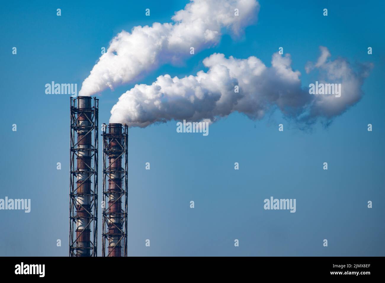 Rauchstapel des Kohlekraftwerks auf blauem Himmel Hintergrund. Für Text platzieren Stockfoto