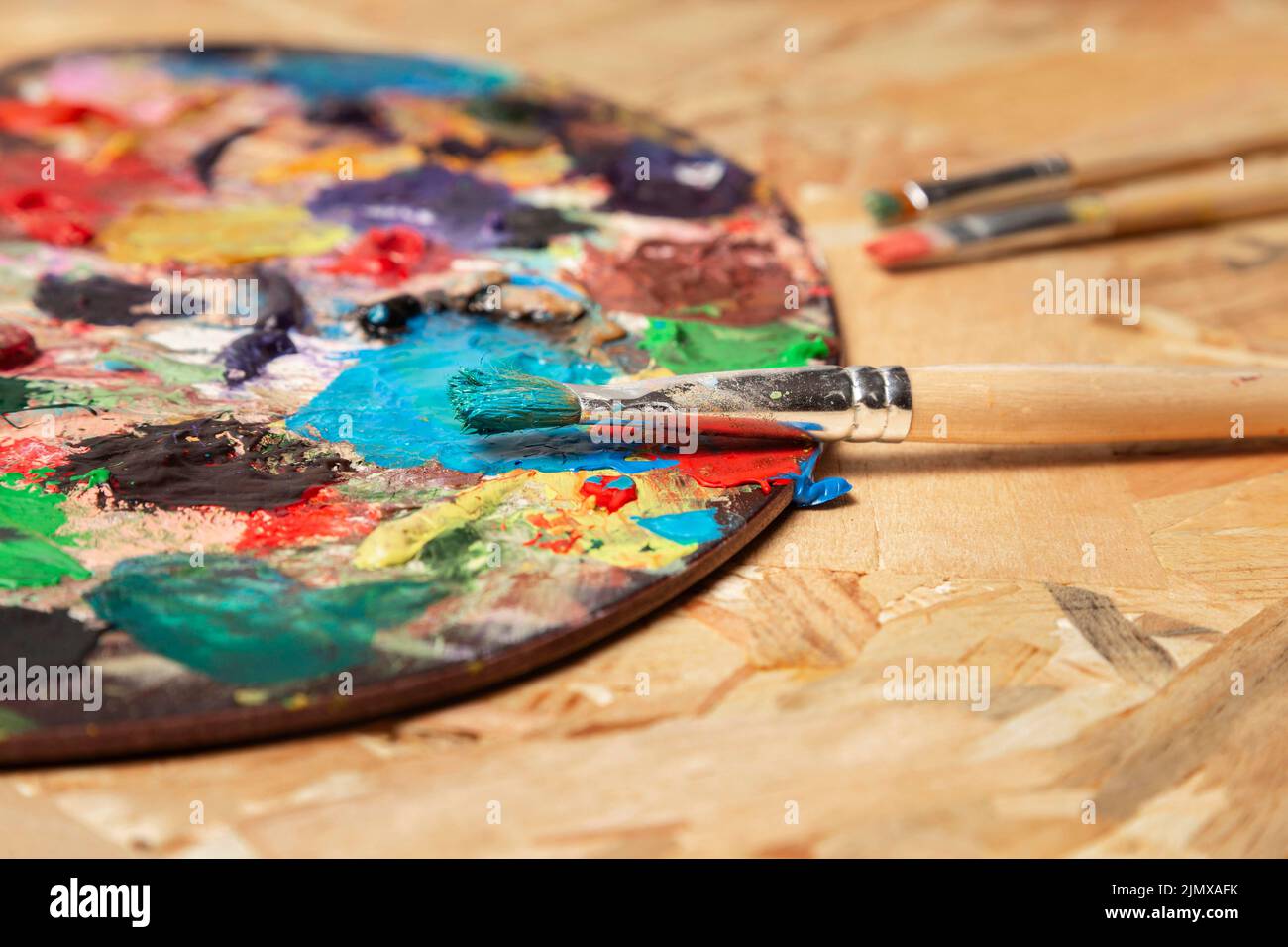 Verschmutzte Farbpalette, Wasserfarben, Tuben Stockfoto