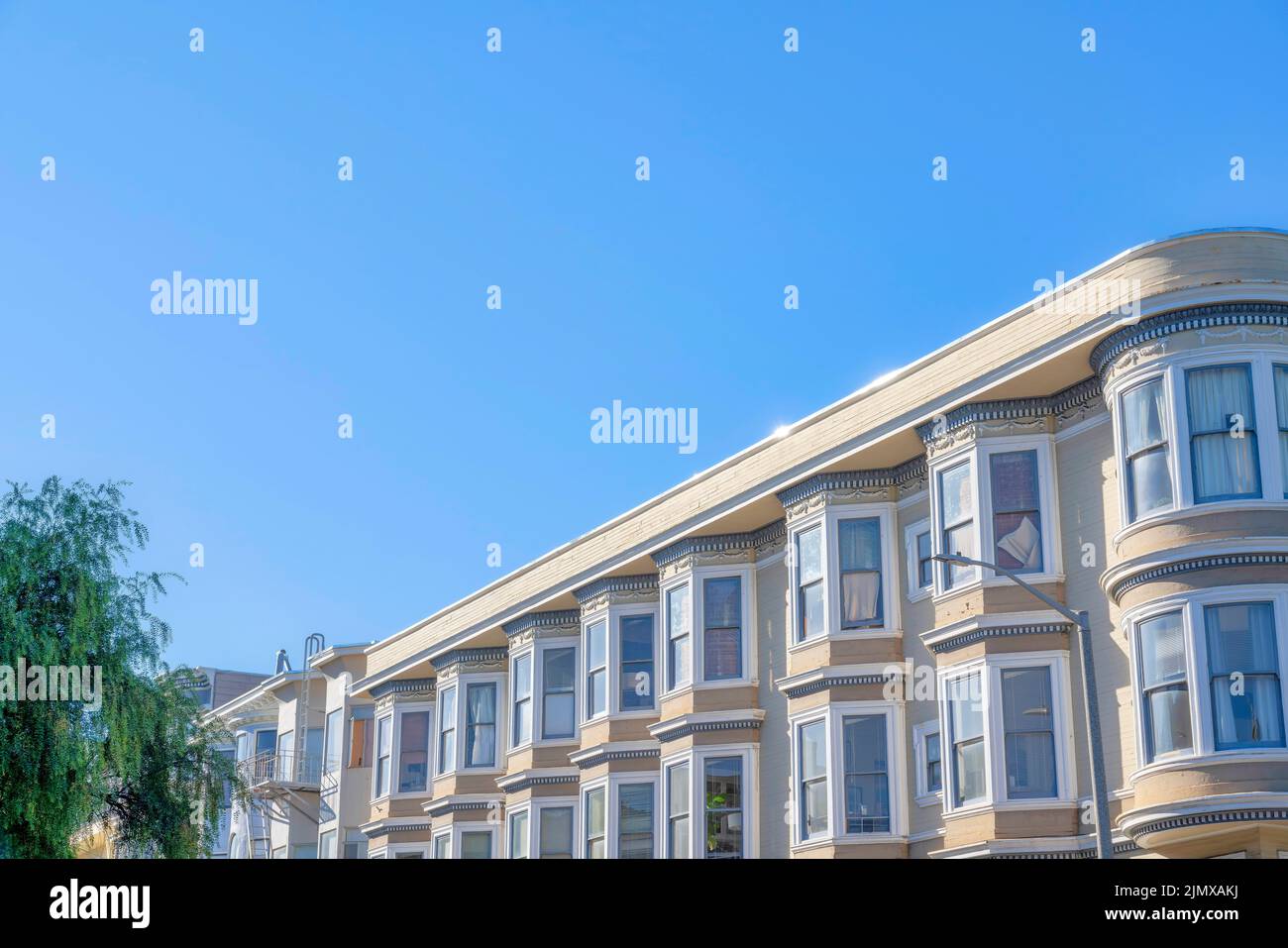 Wohngebäude mit dekorativem Fries und Gebiss in San Francisco, Kalifornien. Apartmentgebäude außen mit geschwungenen Wänden auf der rechten Seite A Stockfoto