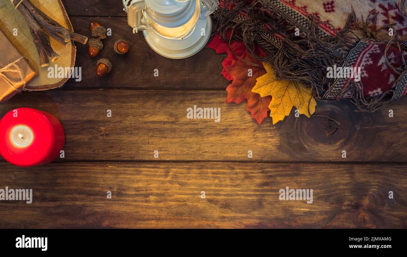 Gemütliche Herbstkomposition mit Laternenblättern Stockfoto