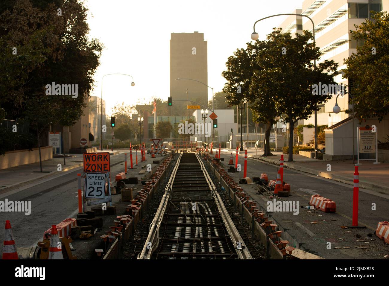 Santa Ana, Kalifornien, USA - 6. November 2021: Der Bau des OC Orange County Street Autos verursacht Straßensperrungen im Civic Center. Stockfoto