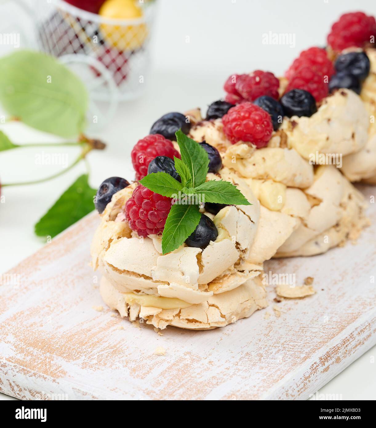 Ein gebackener Kuchen aus geschlagenem Hühnerprotein und Rahm, verziert mit frischen Beeren. Dessert Pavlova Stockfoto