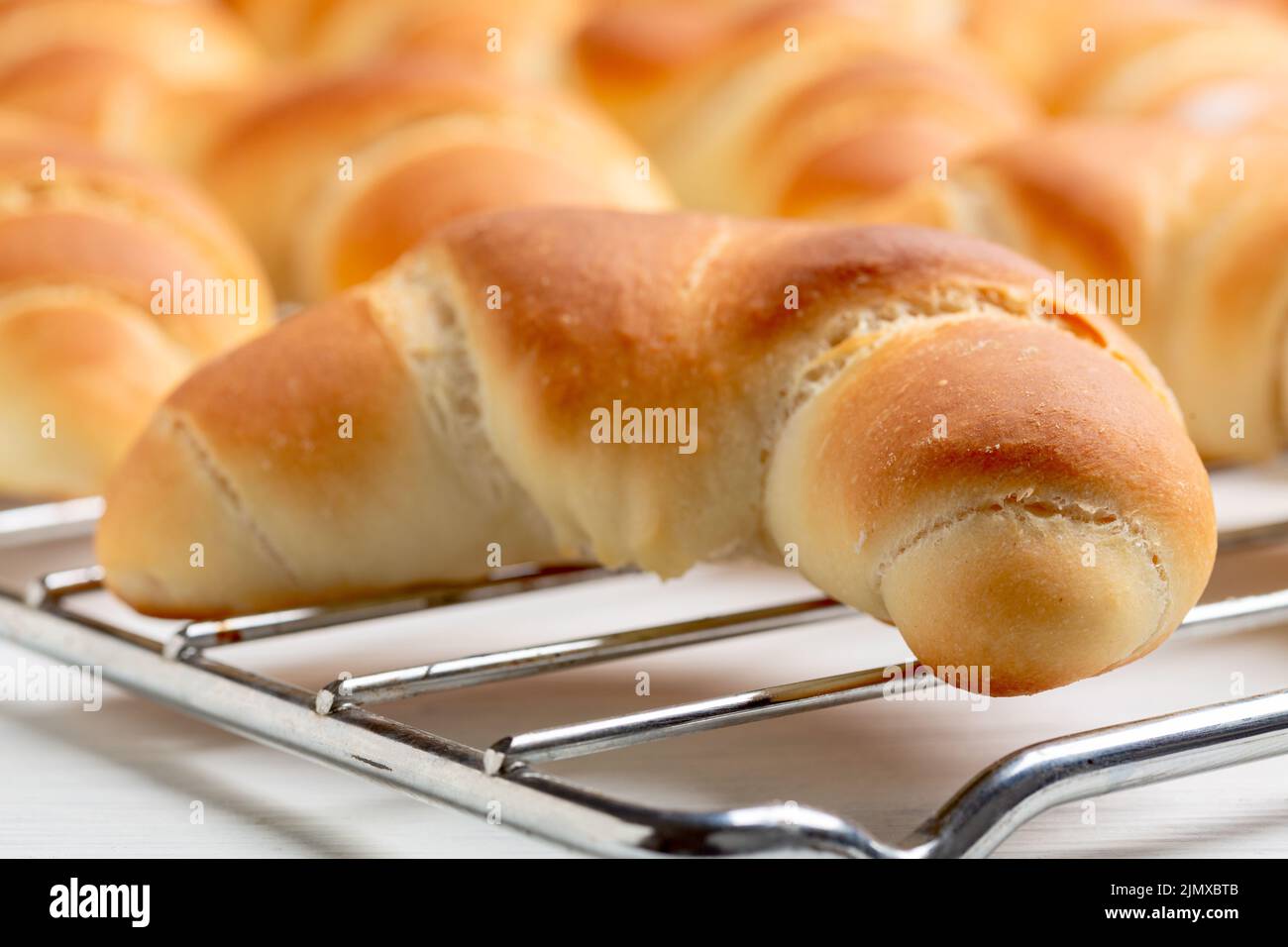 Hausgemachte halbmondförmige Brötchen. Stockfoto