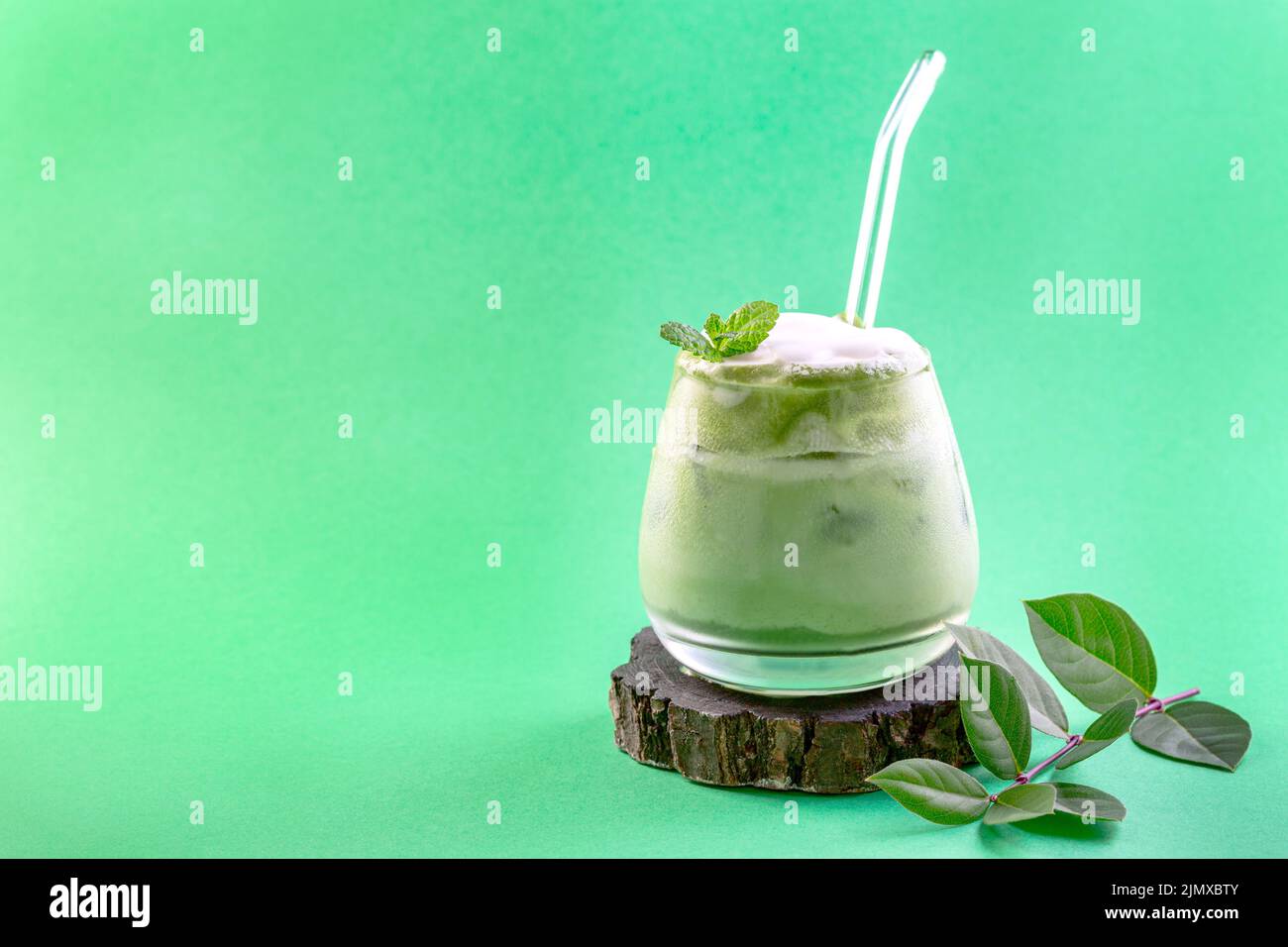 Eisgrüner Matcha Latte. Stockfoto