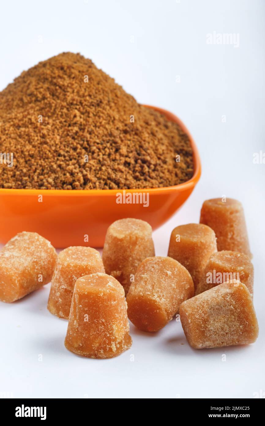 Bio-Gur oder Jaggery Pulver und Würfel, Jaggery wird als Zutat in süßen und herzhaften Gerichten in der Küche Indiens verwendet, Jaggery Pulver ist unre Stockfoto